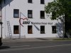 Fassadenbeschriftung in Dachau
Erstellung der Schablonen und übertragen auf die Aussenfassade mit Dispersionsfarbe
Schriftenmalerei Hartl